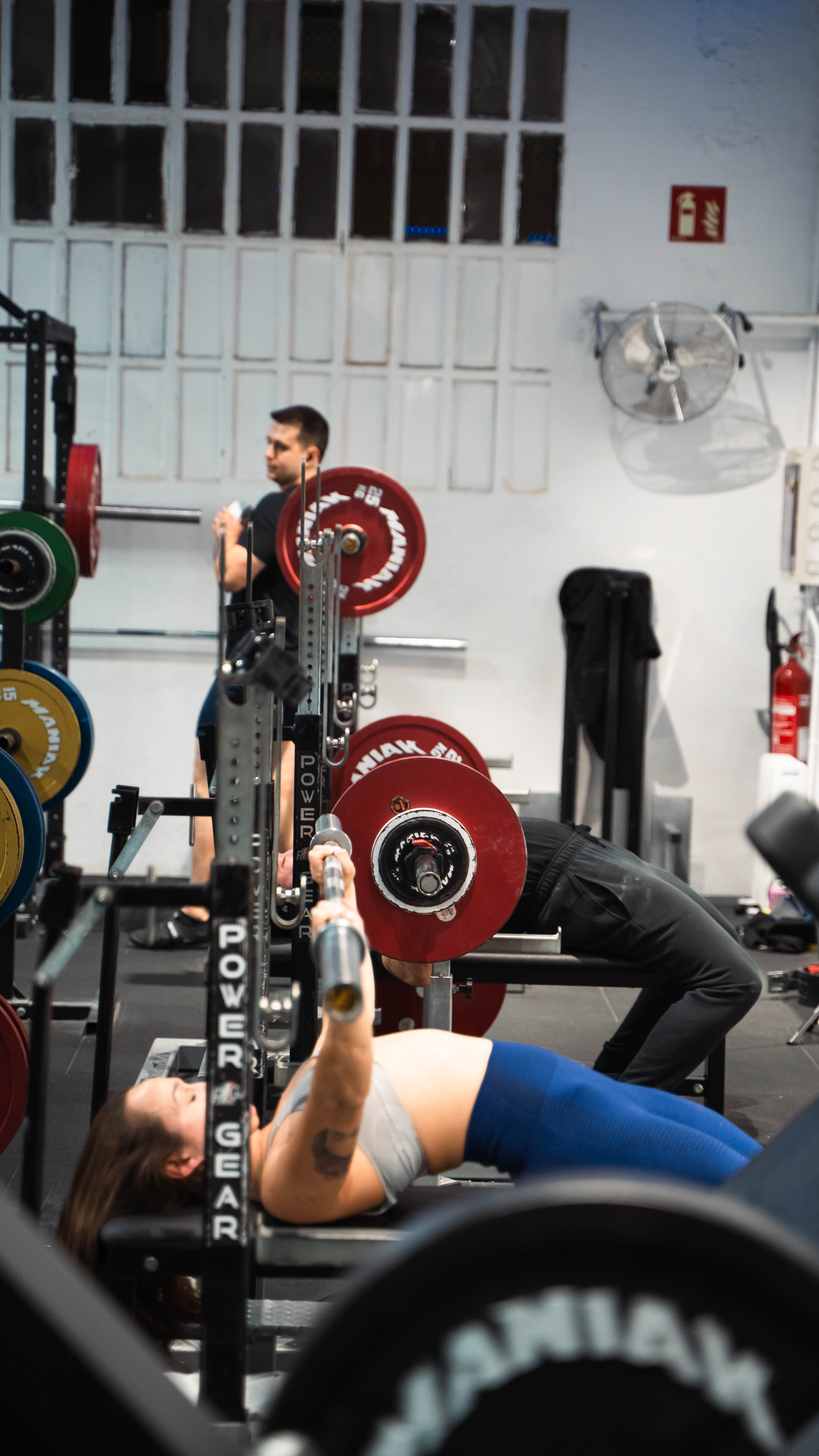 Comunidad de powerlifters entrenando juntos en RZ Power House Sabadell