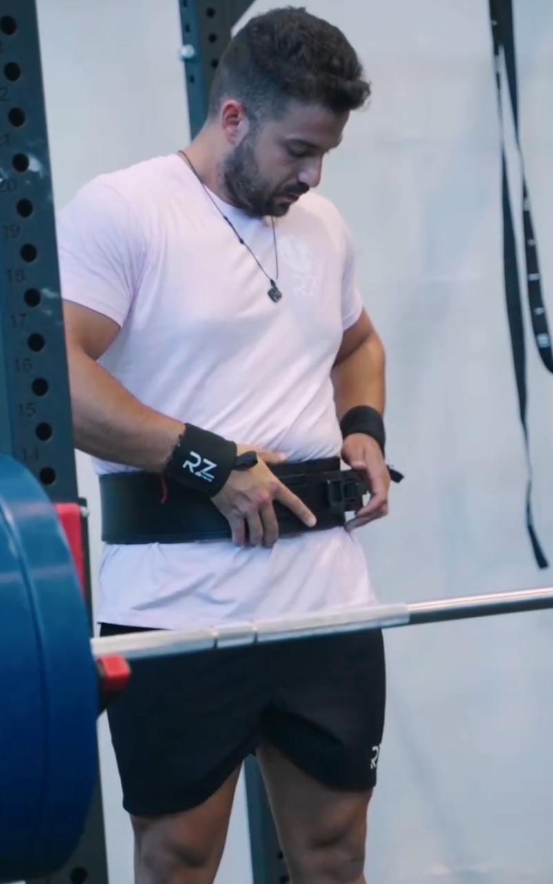 Cinturón y muñequeras para soporte en powerlifting y levantamiento